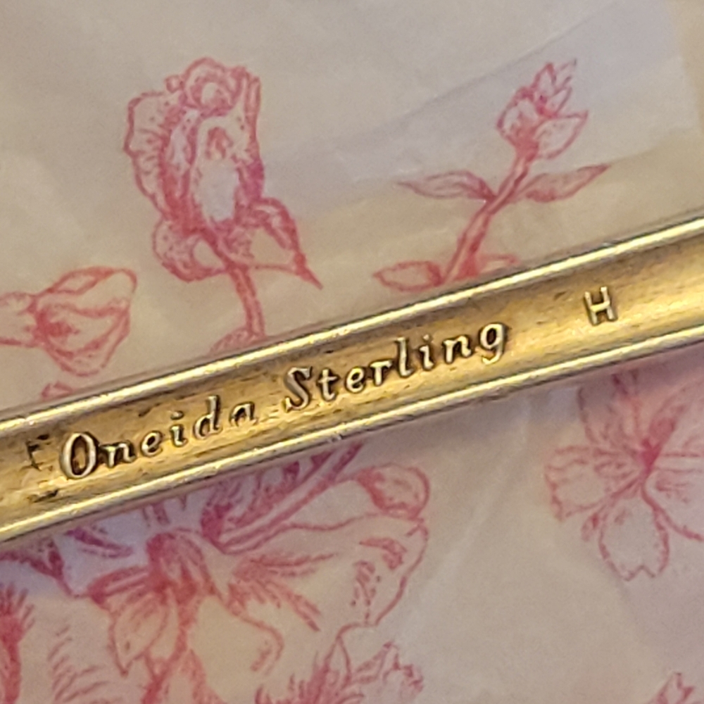 Vintage Sterling Oneida Virginian Teaspoon ~ Floral Pattern ~ 1940s+ - Picture 3 of 16